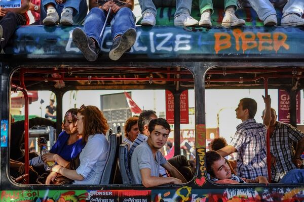Thổ Nhĩ Kỳ, Istanbul. Người dân trong xe buýt cách mạng trên quảng trường Taksim. - Sputnik Việt Nam