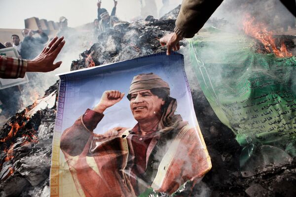 Libya. Cư dân Benghazi đốt chân dung Muammar Gaddafi, băng rôn Sách Xanh. - Sputnik Việt Nam