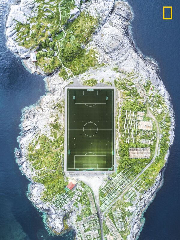 Misha De-Stroyev. Henningsvær Football Field.  Giải 3 trong hạng mục “Thành phố” - Sputnik Việt Nam