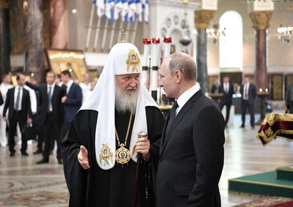 Đại Giáo chủ Matxcơva và toàn Nga Kirill cùng Tổng thống Nga Vladimir Putin trong chuyến thăm Nhà thờ St. Nikolskiy ở thành phố Kronstadt (căn cứ chính của Hạm đội Baltic LB Nga) vào Ngày Hải quân - Sputnik Việt Nam