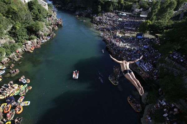 Bosnia và Herzegovina. Thành phố Mostar. Trong lễ hội thường niên ...cú nhảy từ cây cầu. - Sputnik Việt Nam