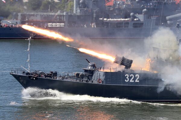 30 tháng Bảy. Nga. Thành phố Baltiysk. Chiến hạm cỡ nhỏ chống tàu ngầm của Hạm đội Baltic thực hiện cuộc bắn thao diễn trong lễ kỷ niệm Ngày hội của Hải quân Nga. - Sputnik Việt Nam