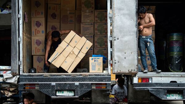 Manila. Những đứa trẻ Philippines tìm thấy bóng rợp...dưới một chiếc xe tải. - Sputnik Việt Nam