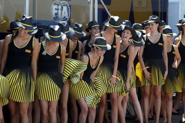 Budapest. Các cô gái trong Nhóm hỗ trợ của Formula-1 trước khi bắt đầu cuộc đua Grand Prix Hungary - Sputnik Việt Nam