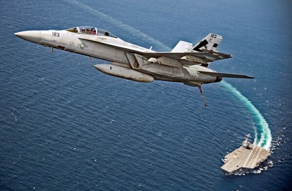 Đại Tây Dương. Máy bay tiêm kích-ném bom F/A-18F Super Hornet của Hải quân Mỹ bay phía trên hàng không mẫu hạm “Gerald Ford”. - Sputnik Việt Nam