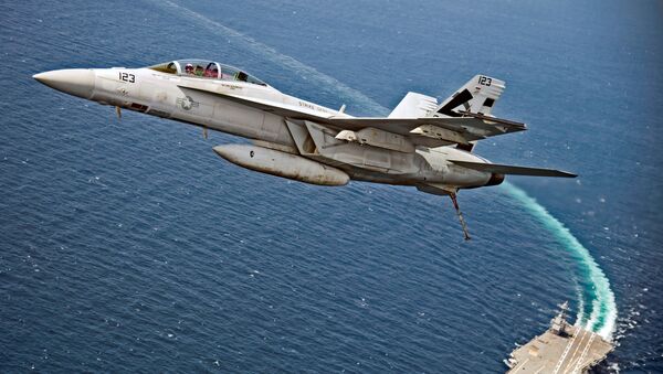 Đại Tây Dương. Máy bay tiêm kích-ném bom F/A-18F Super Hornet của Hải quân Mỹ bay phía trên hàng không mẫu hạm “Gerald Ford”. - Sputnik Việt Nam