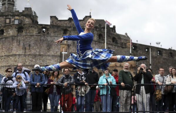 Vương quốc Anh. Scotland. Một vũ nữ trình diễn trong dàn quân nhạc hoàng gia ở Edinburgh. - Sputnik Việt Nam