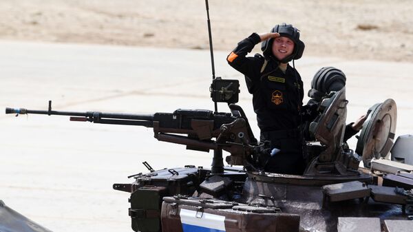 Khu vực Matxcơva. Alabino. Chỉ huy tổ lái xe tăng của Lực lượng vũ trang Nga tại  cuộc thi Tank biatlon  trong khuôn khổ Thế vận hội Quân đội -2017. - Sputnik Việt Nam