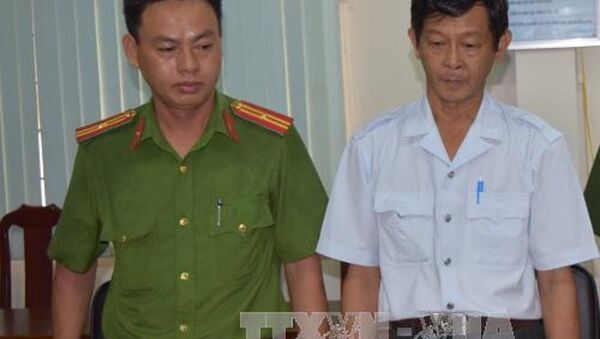 Ông Trần Hồng Nguyên (áo trắng) bị bắt tạm giam. - Sputnik Việt Nam