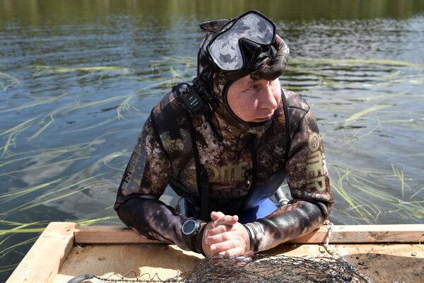 Tổng thống Vladimir Putin mặc đồ lặn đi săn dưới nước ở thác hồ trên núi tại Cộng hòa Tyva - Sputnik Việt Nam