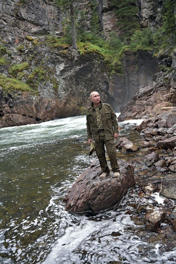 Tổng thống Vladimir Putin trong con sông vùng núi tại Cộng hòa Tuva - Sputnik Việt Nam