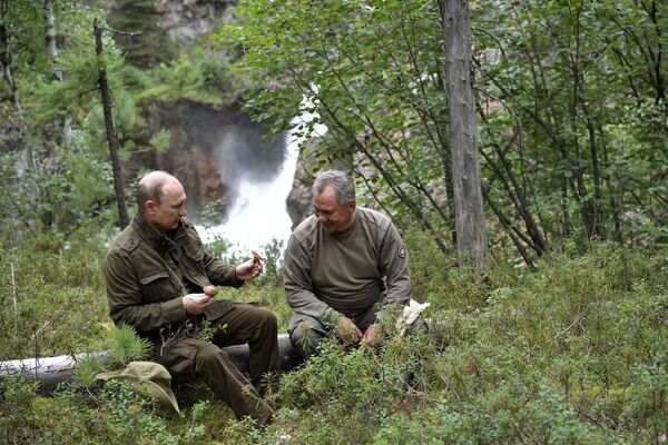 Tổng thống Vladimir Putin và Bộ trưởng Quốc phòng Nga Sergei Shoigu trong kỳ nghỉ ngắn ở vùng núi thuộc Cộng hòa Tuva - Sputnik Việt Nam