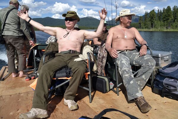 Tổng thống Vladimir Putin và Bộ trưởng Quốc phòng  Nga Sergey Shoygu câu cá ở thác hồ trên núi tại Cộng hòa Tuva - Sputnik Việt Nam