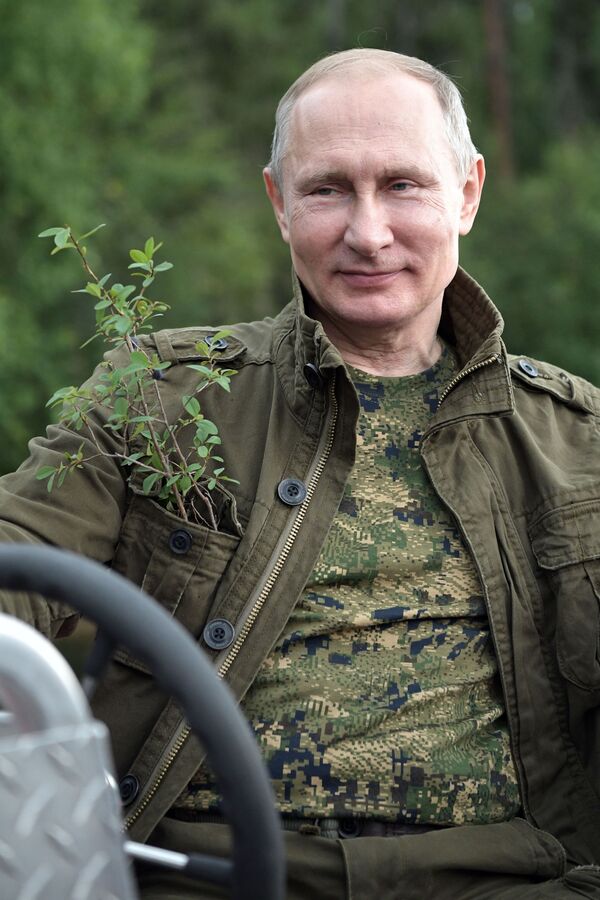 Tổng thống Nga Vladimir Putin bơi ở thác hồ trên núi tại Cộng hòa Tuva - Sputnik Việt Nam