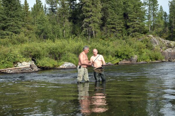 Tổng thống  Vladimir Putin và Bộ trưởng Quốc phòng  Nga Sergey Shoygu câu cá ở thác hồ trên núi tại Cộng hòa Tuva - Sputnik Việt Nam