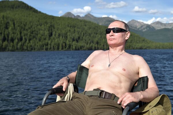 Tổng thống  Vladimir Putin bơi ở thác hồ trên núi tại Cộng hòa Tyva - Sputnik Việt Nam