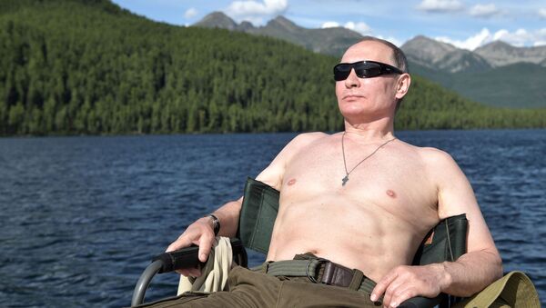 Tổng thống  Vladimir Putin bơi ở thác hồ trên núi tại Cộng hòa Tyva - Sputnik Việt Nam