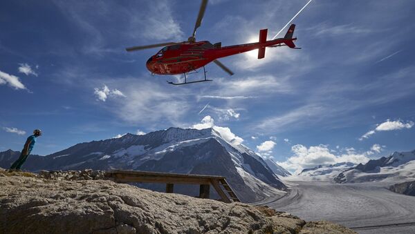 Вертолет взлетает около ледника Алеч в Швейцарии - Sputnik Việt Nam
