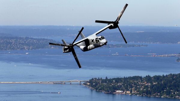 An MV-22B Osprey aircraft flies in view of Lake Washington. - Sputnik Việt Nam