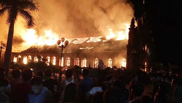 Vụ cháy lớn lúc nửa đêm đã thiêu rụi nhà thờ Trung Lao - Sputnik Việt Nam