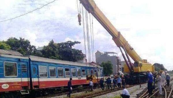 Ngành đường sắt cẩu toa tàu bị trật bánh lên đường ray vào trưa nay. - Sputnik Việt Nam