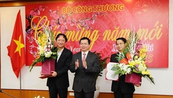 Trao quyết định bổ nhiệm ông Trịnh Xuân Thanh (ngoài cùng bên trái) làm Vụ trưởng, Ban đổi mới doanh nghiệp thuộc Bộ Công thương - Sputnik Việt Nam