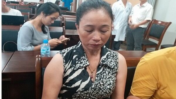 Bà Kim Anh cho biết mẹ cháu bé bị hành hung đã có 1 đời chồng và có 4 người con trước đó. - Sputnik Việt Nam