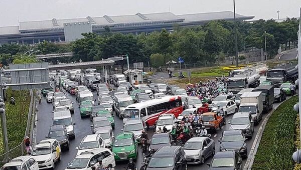 Xung đột giao thông giữa dòng xe từ Bạch Đằng và dòng xe từ sân bay ra Trường Sơn đã gây ra tình trạng ùn tắc triền miên ở cữa ngõ Tân Sơn Nhất thời gian qua - Sputnik Việt Nam