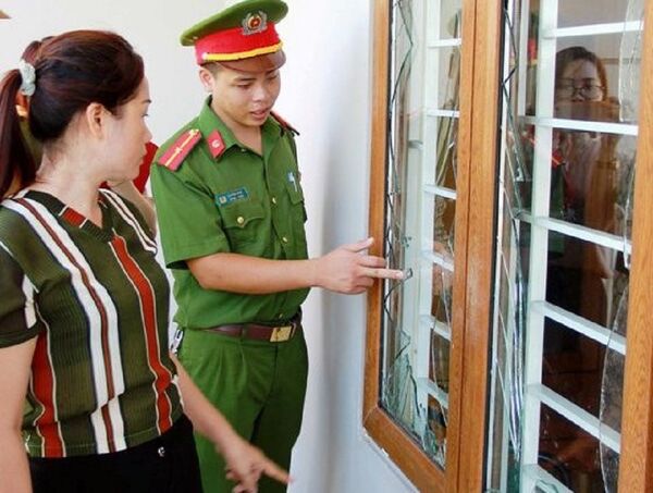 Cửa kính nhà bà Thìn vỡ nát sau tiếng nổ. Cửa kính nhà bà Thìn vỡ nát sau tiếng nổ. - Sputnik Việt Nam