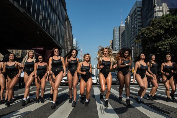 Các thành viên tham gia cuộc thi “Miss Bum Bum -2017” diễu hành ở trung tâm tài chính của Sao Paulo, Brazil - Sputnik Việt Nam