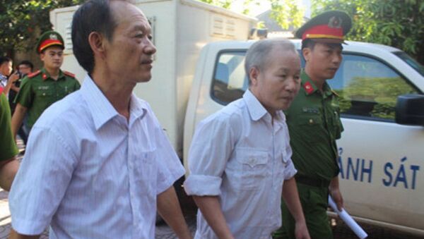 Bị cáo Sơn (trái) được dẫn giải lên phiên tòa - Sputnik Việt Nam