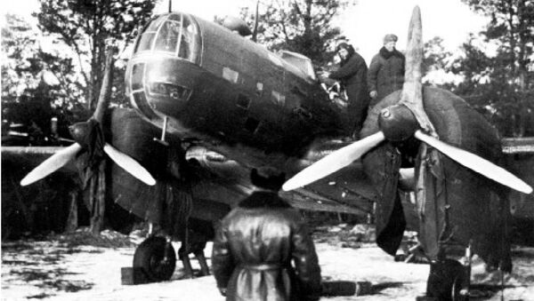 Đại tá Evgeniy N. Preobrazhenskiy, chỉ huy Trung đoàn ném bom Torpedo của Liên Xô, kiểm tra một trong những máy bay ném bom thực hiện phi vụ vào ngày 8-8-1941. - Sputnik Việt Nam