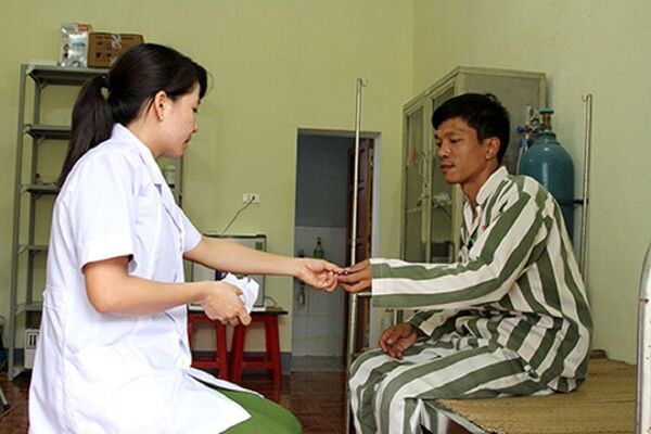 Phạm nhân ốm được bác sĩ trại giam cấp phát thuốc điều trị. Phạm nhân ốm được bác sĩ trại giam cấp phát thuốc điều trị. - Sputnik Việt Nam