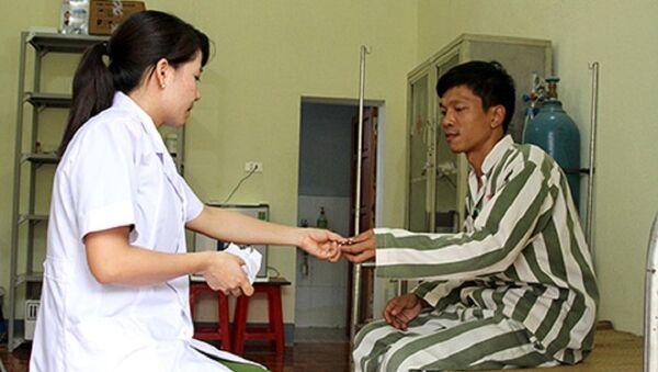Phạm nhân ốm được bác sĩ trại giam cấp phát thuốc điều trị. - Sputnik Việt Nam