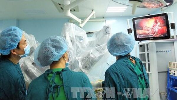 Các bác sĩ Khoa Ngoại Gan Mật thực hiện phẫu thuật robot cắt trọn vẹn hạ phân thùy gan II, III cho người bệnh. - Sputnik Việt Nam
