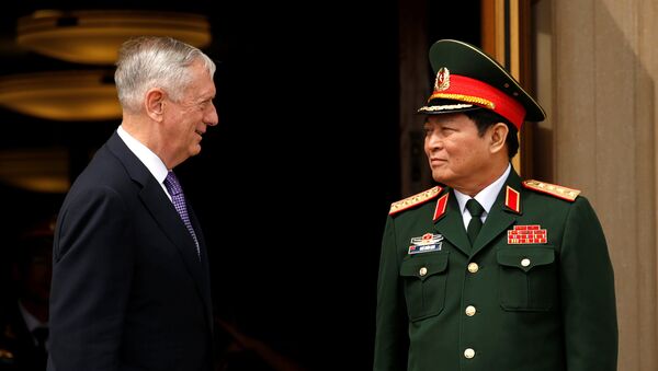 Đại tướng Ngô Xuân Lịch và Bộ trưởng Quốc phòng Mỹ James Mattis - Sputnik Việt Nam