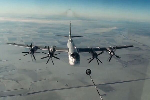 Tu-95MS (Gấu) - tàu sân bay ném bom-tên lửa chiến lược đang tiếp nhiên liệu. - Sputnik Việt Nam