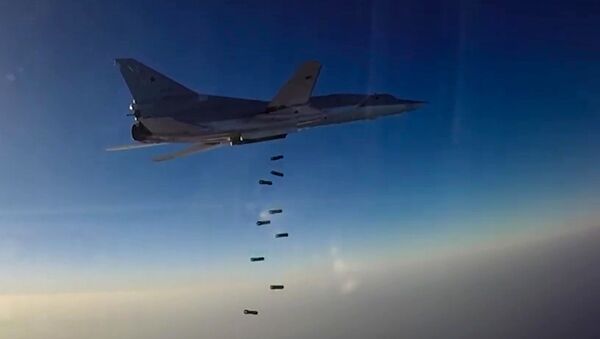Máy bay ném bom tầm xa Tu-22M3 của Nga đánh bom khủng bố IS ở Syria. - Sputnik Việt Nam