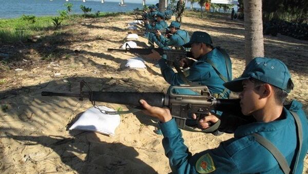 Trong ảnh lực lượng dân quân tự vệ tỉnh Bình Định huấn luyện sử dụng súng trường tấn công M16. - Sputnik Việt Nam