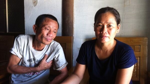 Bà Danh (phải) cùng chồng kể cho phóng viên Dân Việt nghe lại toàn bộ câu chuyện - Sputnik Việt Nam