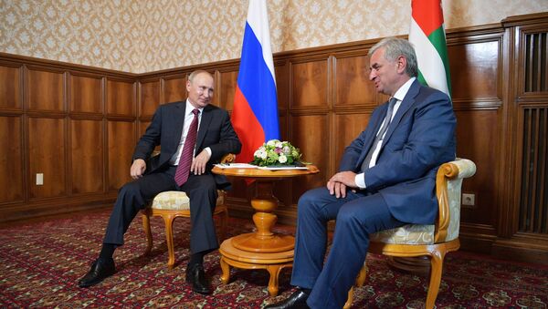 President Vladimir Putin and President of Abkhazia Raul Khadjimba, right, during a meeting - Sputnik Việt Nam