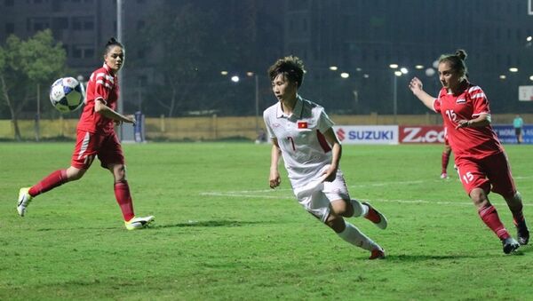 Vietnamese midfielder Nguyen Thi Tuyet Dung in action - Sputnik Việt Nam