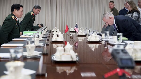 Đại tướng Ngô Xuân Lịch và Bộ trưởng Quốc phòng Mỹ James Mattis - Sputnik Việt Nam