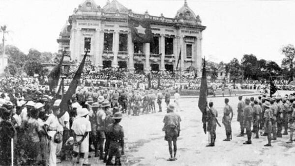 Các đội quân du kích từ các chiến khu tiến vào Hà Nội, tập trung trước Nhà hát lớn, ngày 30/8/1945. - Sputnik Việt Nam