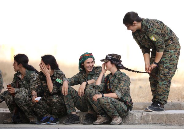Syria. Thành phố Hasaka. Nữ quân nhân lực lượng Dân chủ Syria trong những khoảnh khắc thư giãn. - Sputnik Việt Nam