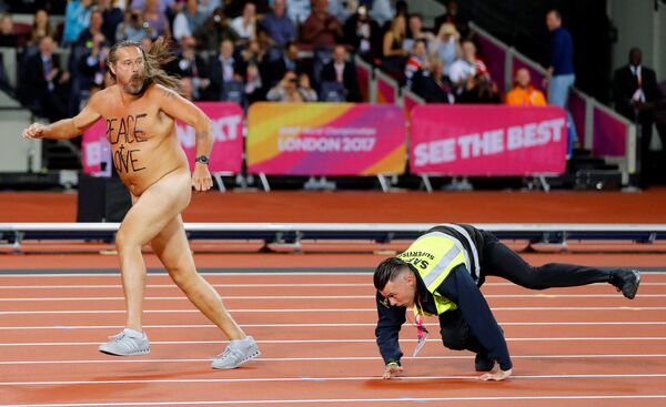 Giải vô địch Điền kinh thế giới IAAF tại London. Tình huống buồn cười. Đuổi theo vận động viên khỏa thân trên sân vận động, nhân viên bảo vệ trượt ngã. - Sputnik Việt Nam