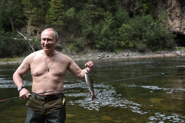 Tổng thống Nga Vladimir Putin đi nghỉ ở hồ trên núi Cộng hòa Tyva (Đông Siberia). - Sputnik Việt Nam
