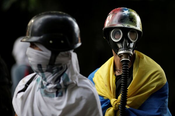 Venezuela, Caracas. Người biểu tình đeo mặt nạ phòng độc trong hoạt động phản đối chính phủ. - Sputnik Việt Nam