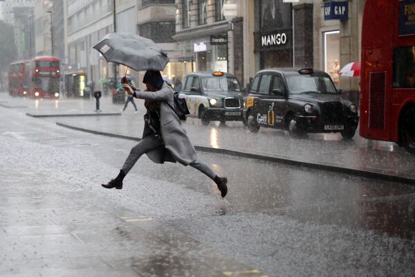 Và bây giờ chúng ta nói về thời tiết... Tại London, vẫn mưa như mọi khi... - Sputnik Việt Nam