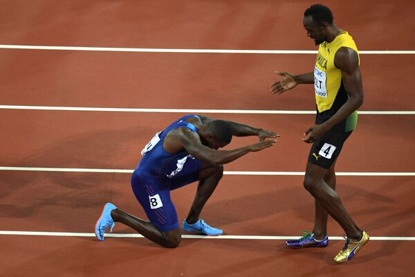 Tại giải vô địch Điền kinh thế giới IAAF ở London. Người Mỹ Justin Gatlin quỳ gối trước vận động viên Usain Bolt từ Jamaica sau chiến thắng của ông trong cuộc đua 100 mét - Sputnik Việt Nam